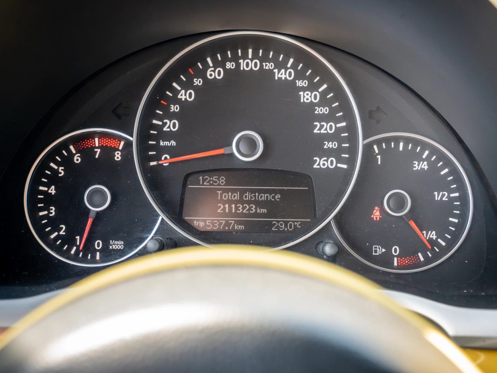 Volkswagen Beetle — detaliu al instrumentarului de bord.