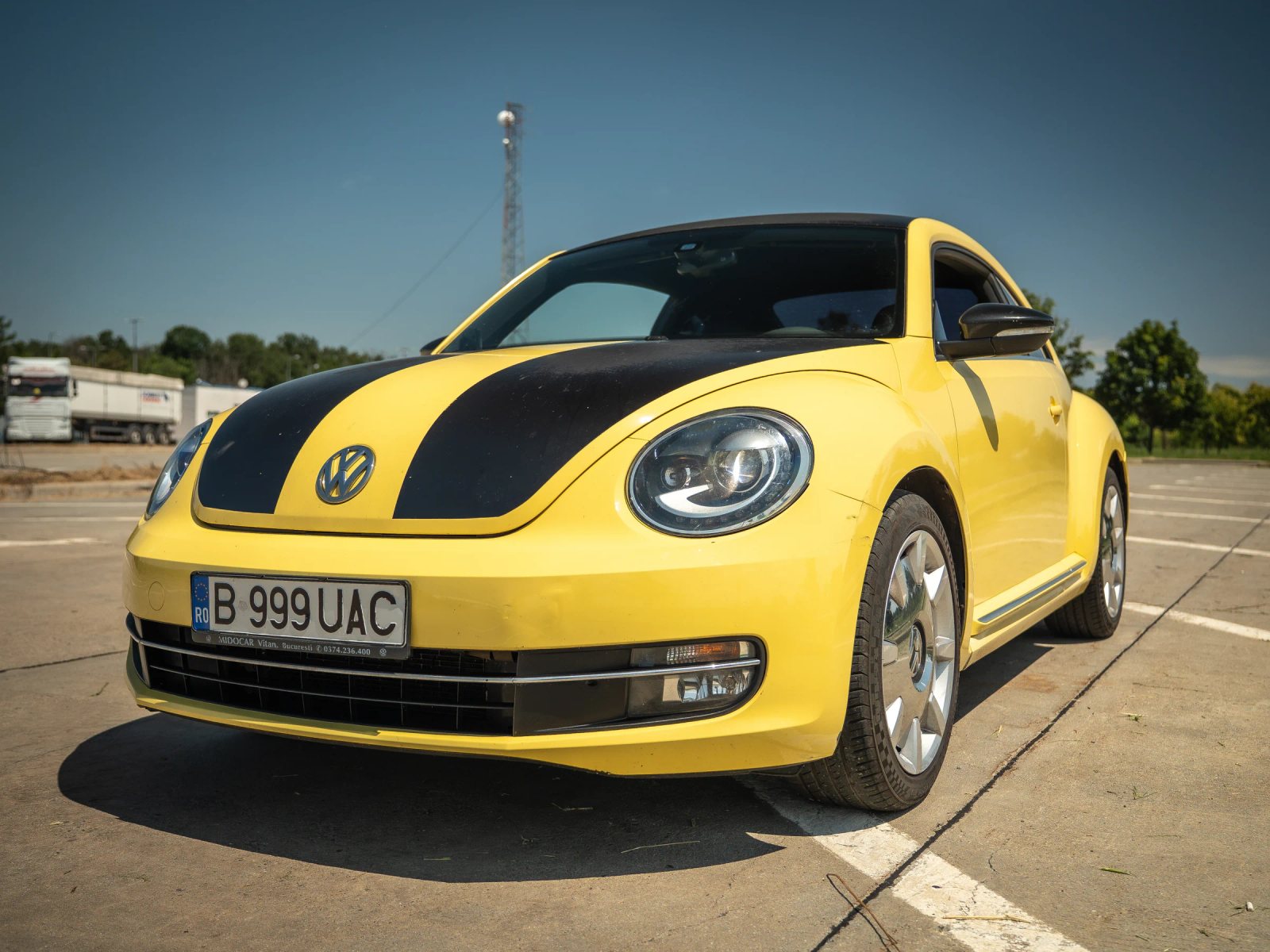 Volkswagen Beetle — vedere din față la trei sferturi.