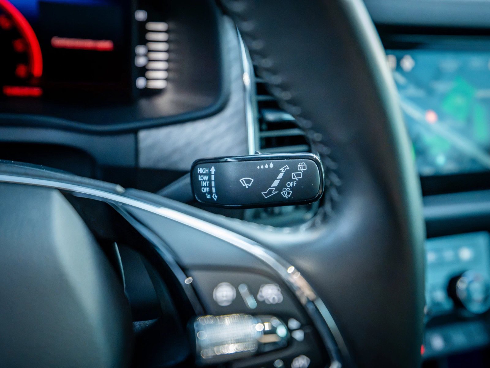 Škoda Kodiaq gri, detaliu interior al manetei pentru ștergătoare.