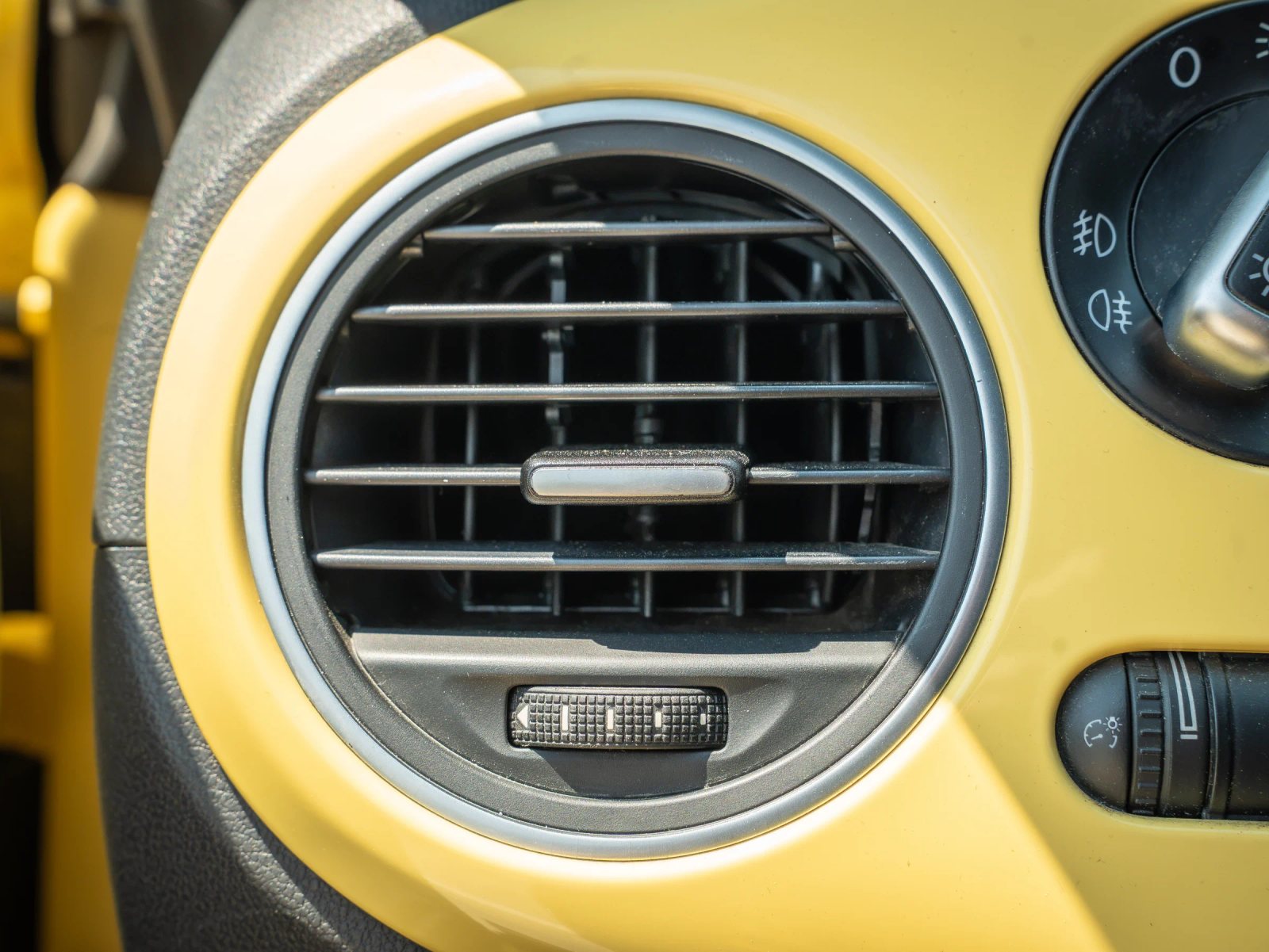 Volkswagen Beetle — detaliu al grilei de ventilație.
