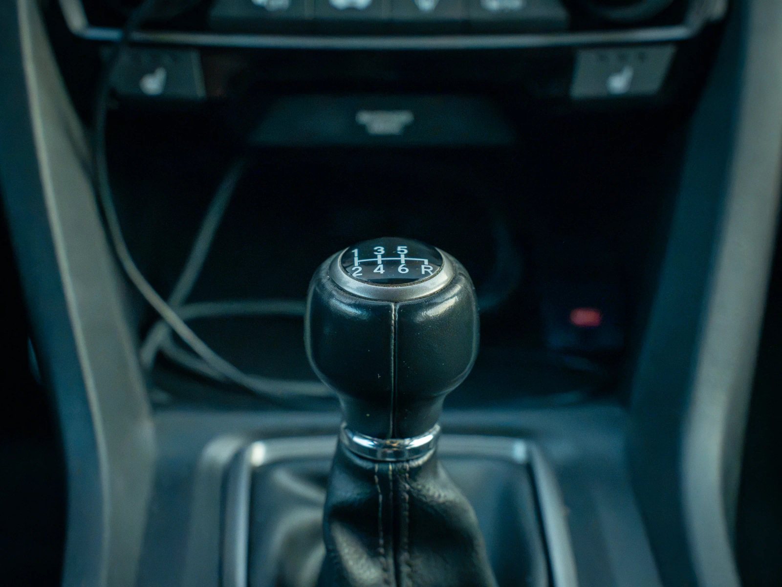 Honda Civic — prim-plan al schimbătorului de viteze.