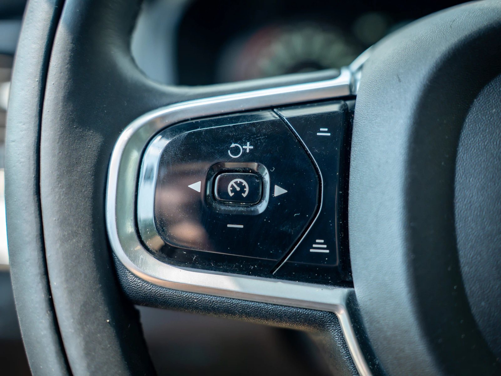 Volvo XC90 — detaliu al comenzilor de pe volan.