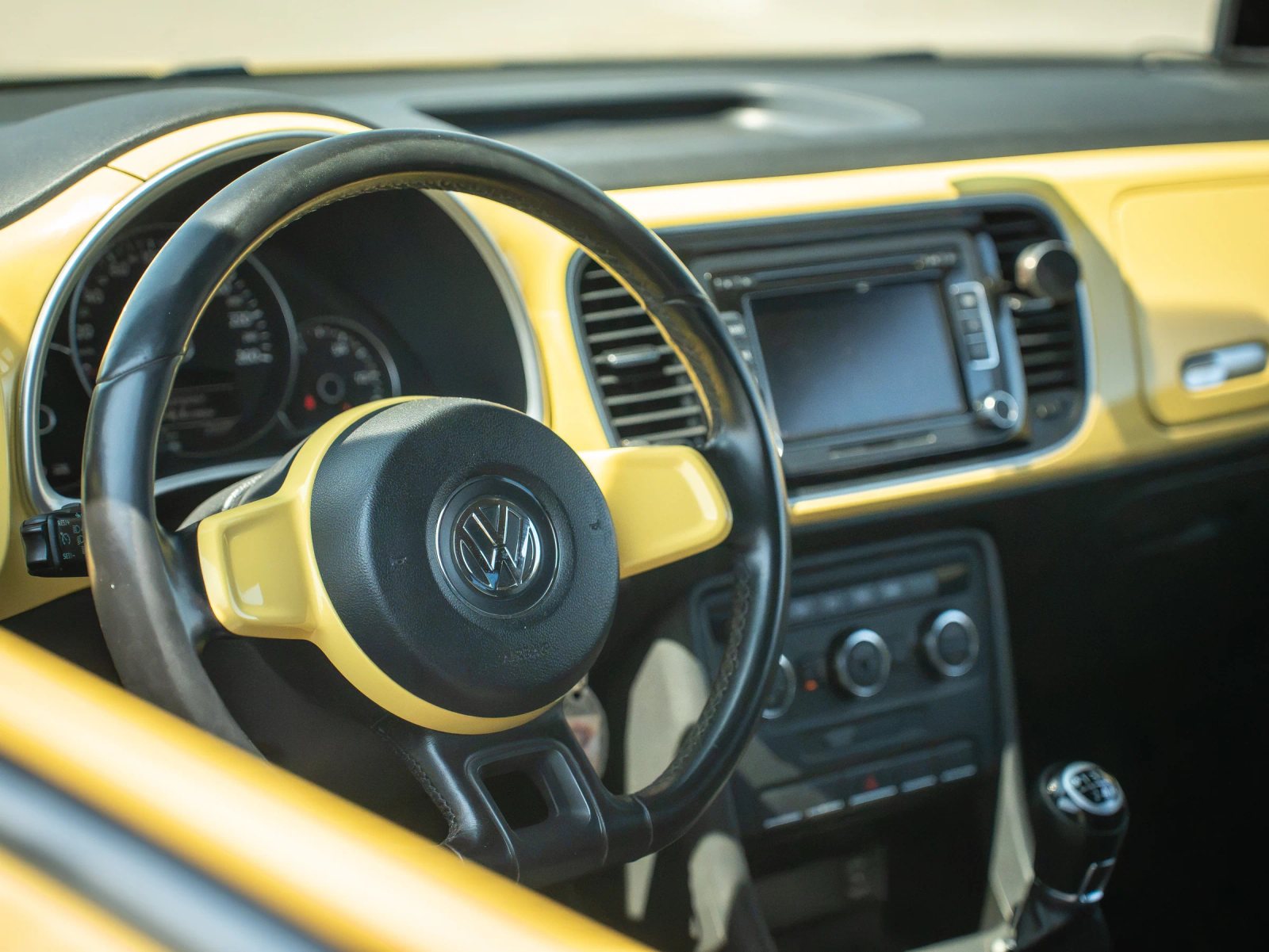Volkswagen Beetle — habitaclu cu volan, bord și scaunele din față.