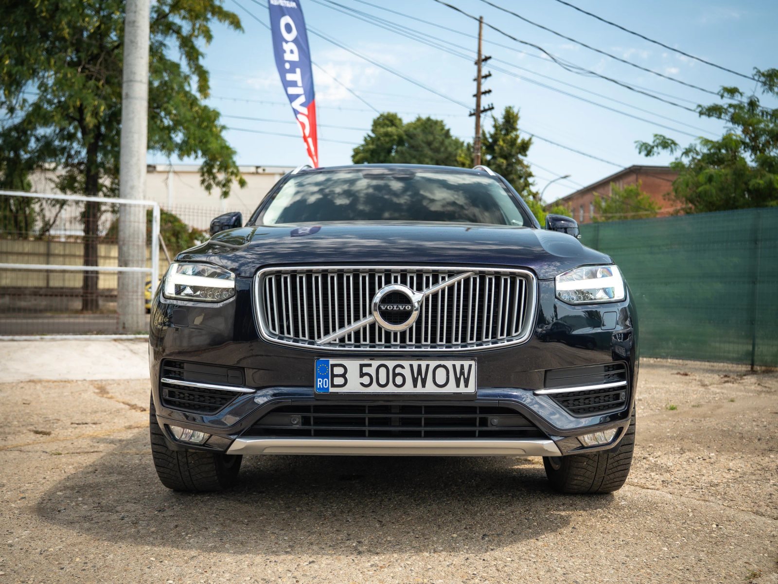 Volvo XC90 — vedere frontală în parcare.