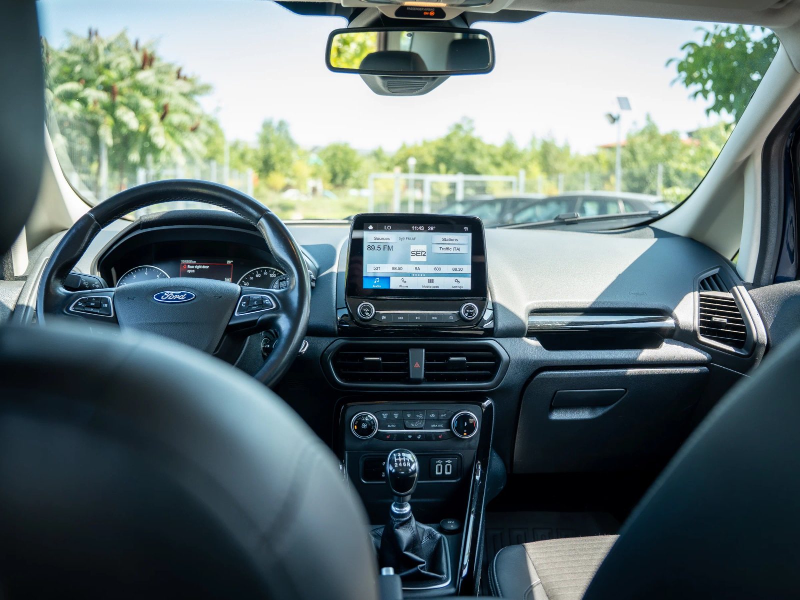 Ford EcoSport — vedere de ansamblu a bordului și consolei centrale.