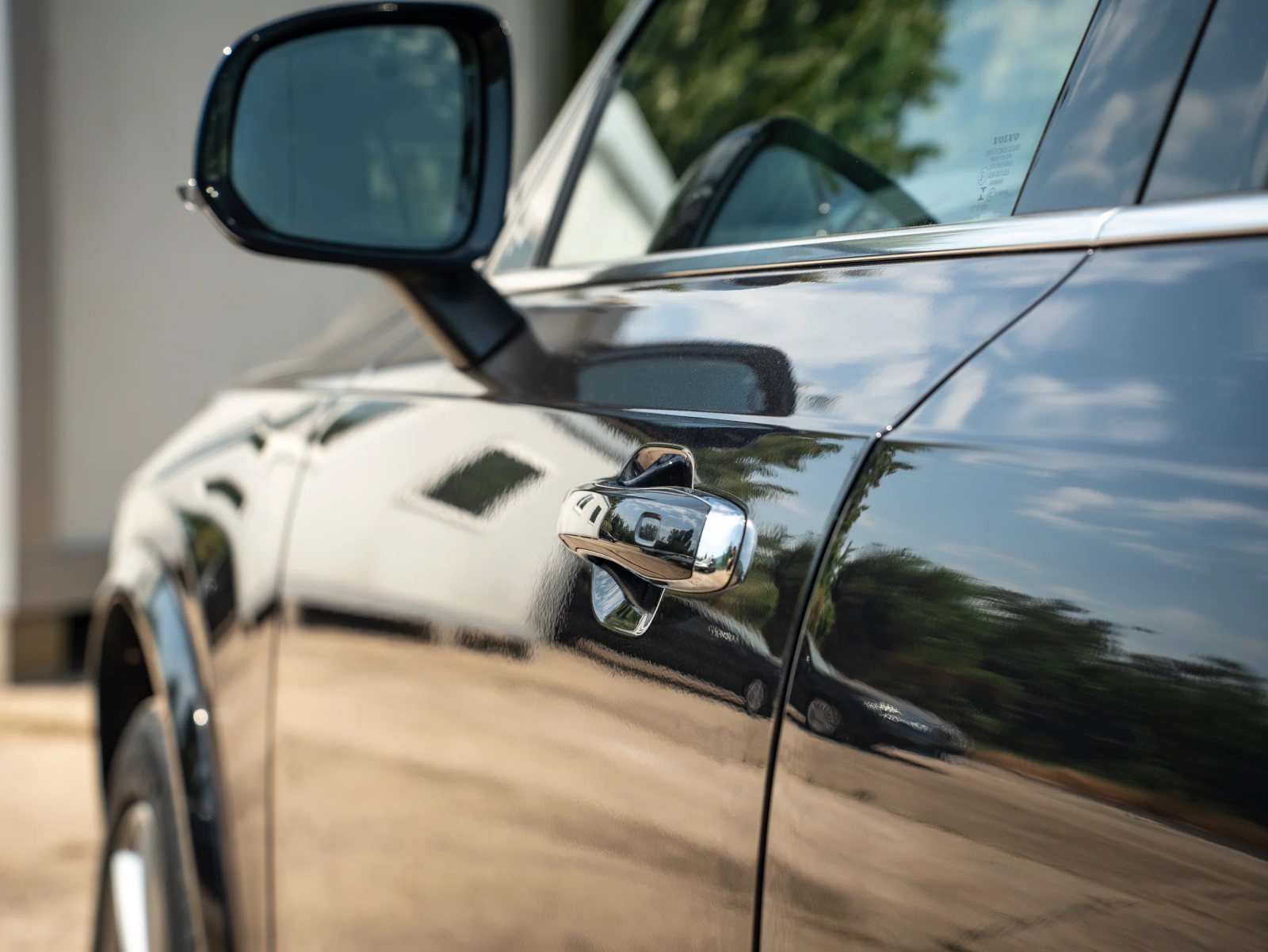Volvo XC90 — detaliu al portierei și mânerului exterior.
