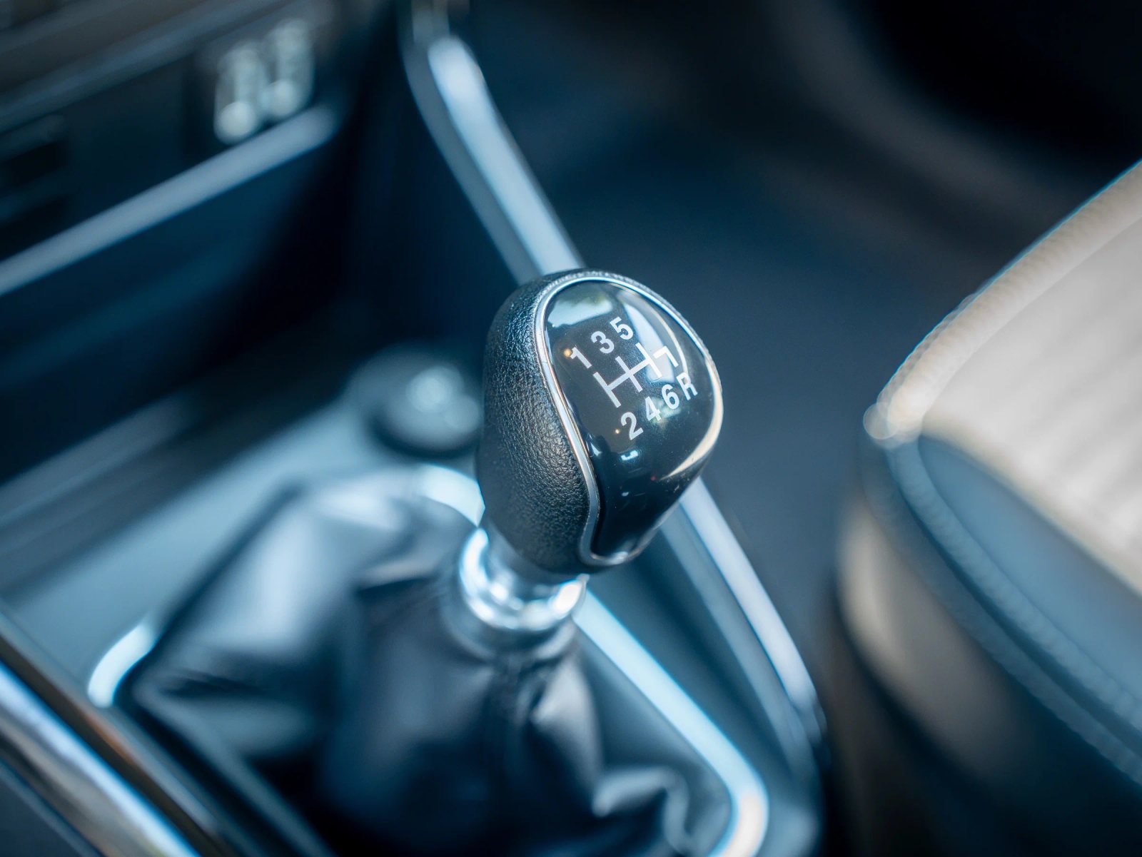 Ford EcoSport — prim-plan al schimbătorului de viteze.