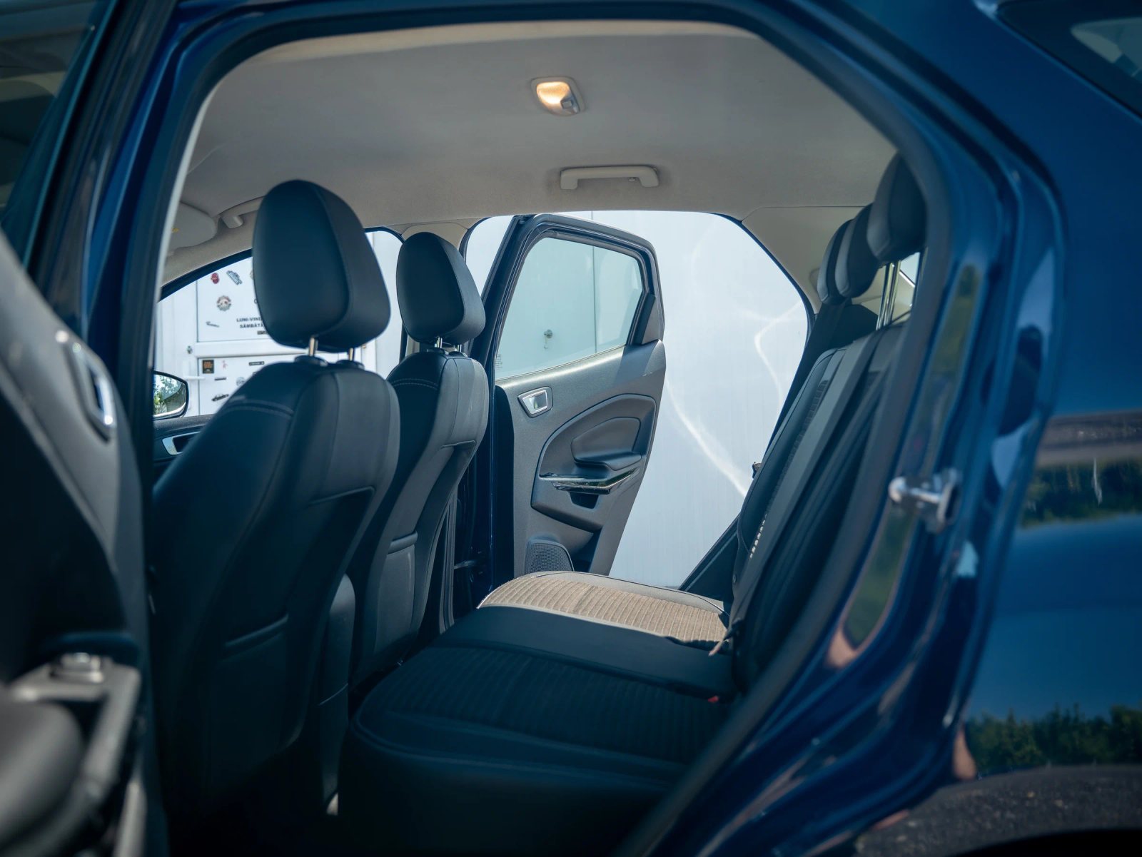Ford EcoSport — vedere a banchetei și habitaclului din spate.