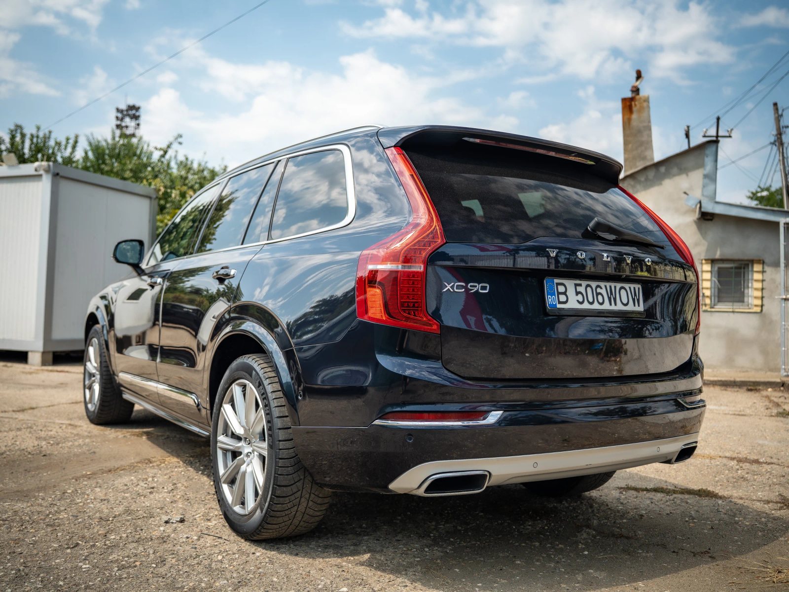 Volvo XC90 — vedere din spate la trei sferturi.