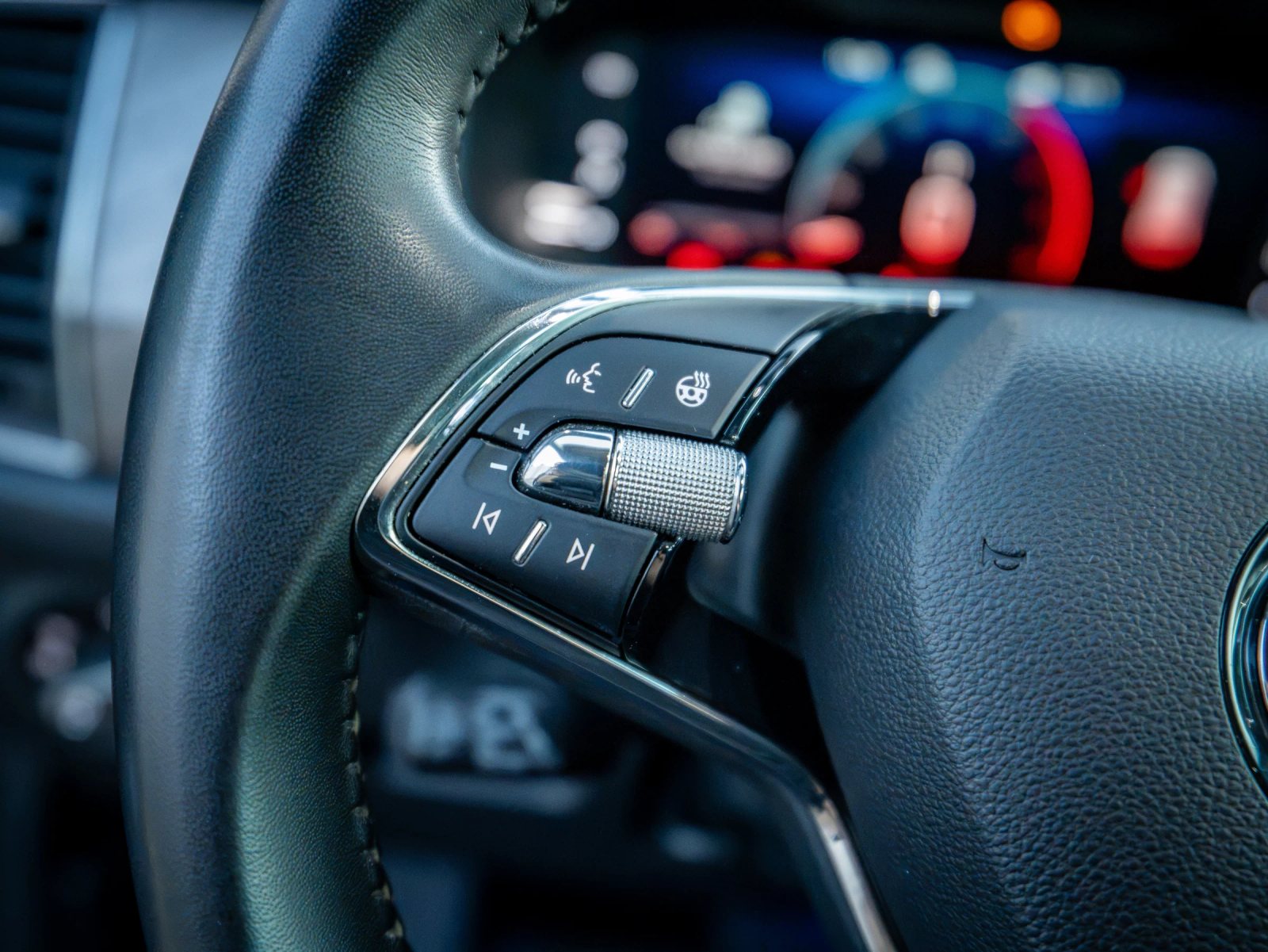 Škoda Kodiaq gri, detaliu al comenzilor din stânga volanului.