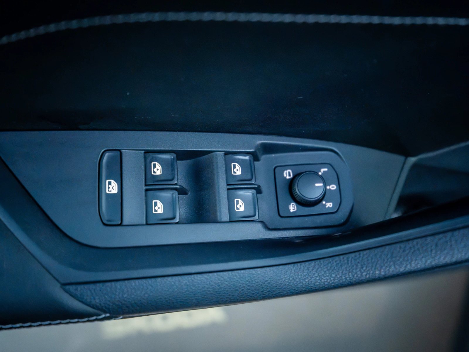 Škoda Kodiaq gri, detaliu interior al comenzilor pentru geamuri și oglinzi.