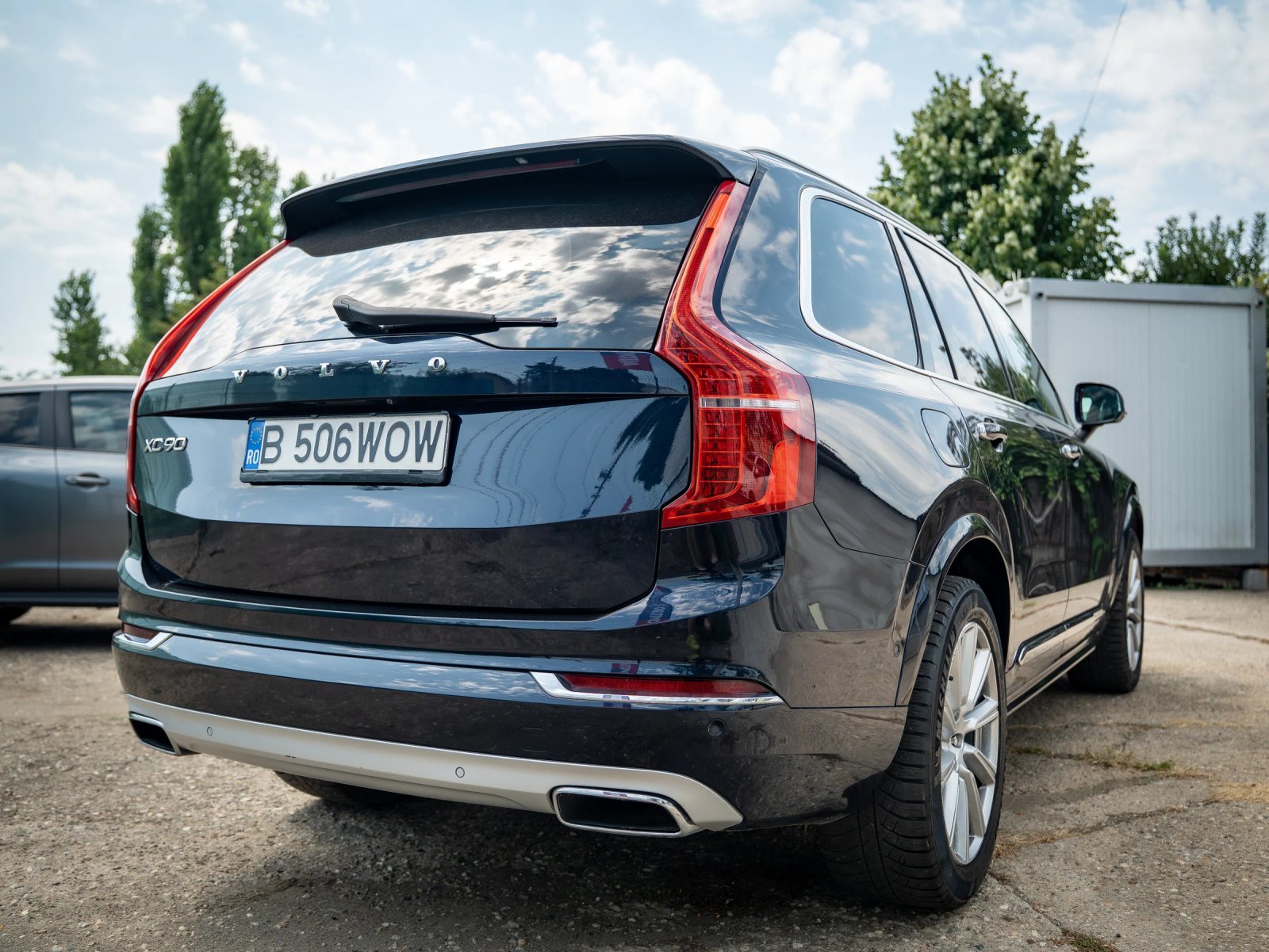 Volvo XC90 — vedere din spate la trei sferturi.