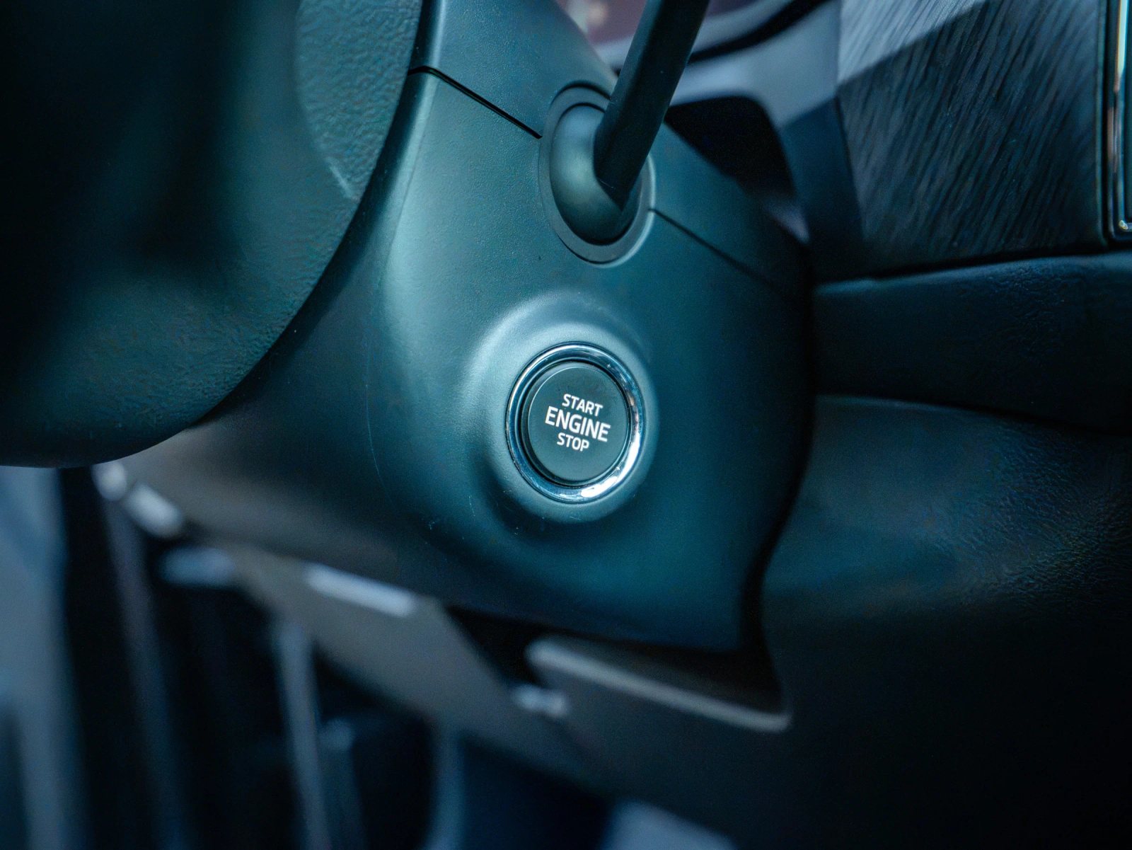 Škoda Kodiaq gri, detaliu interior al butonului de pornire.