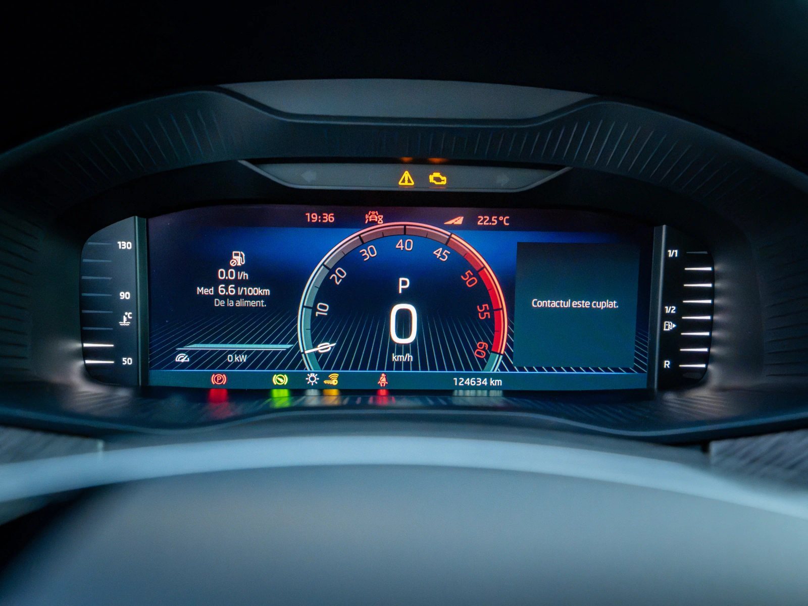 Škoda Kodiaq gri, detaliu interior al instrumentarului digital.