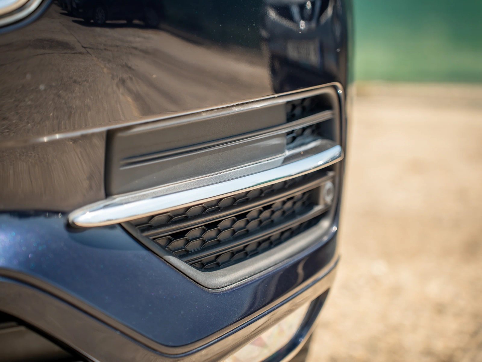 Volvo XC90 — detaliu al barei de protecție din față.