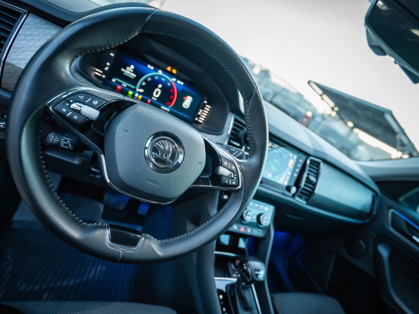 Škoda Kodiaq gri, vedere înclinată de ansamblu asupra volanului.