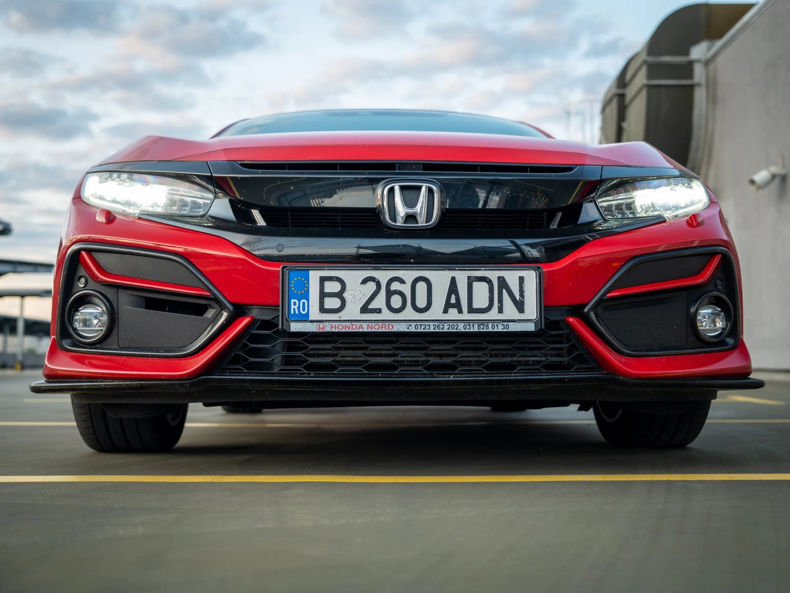 Honda Civic — vedere frontală în parcare.