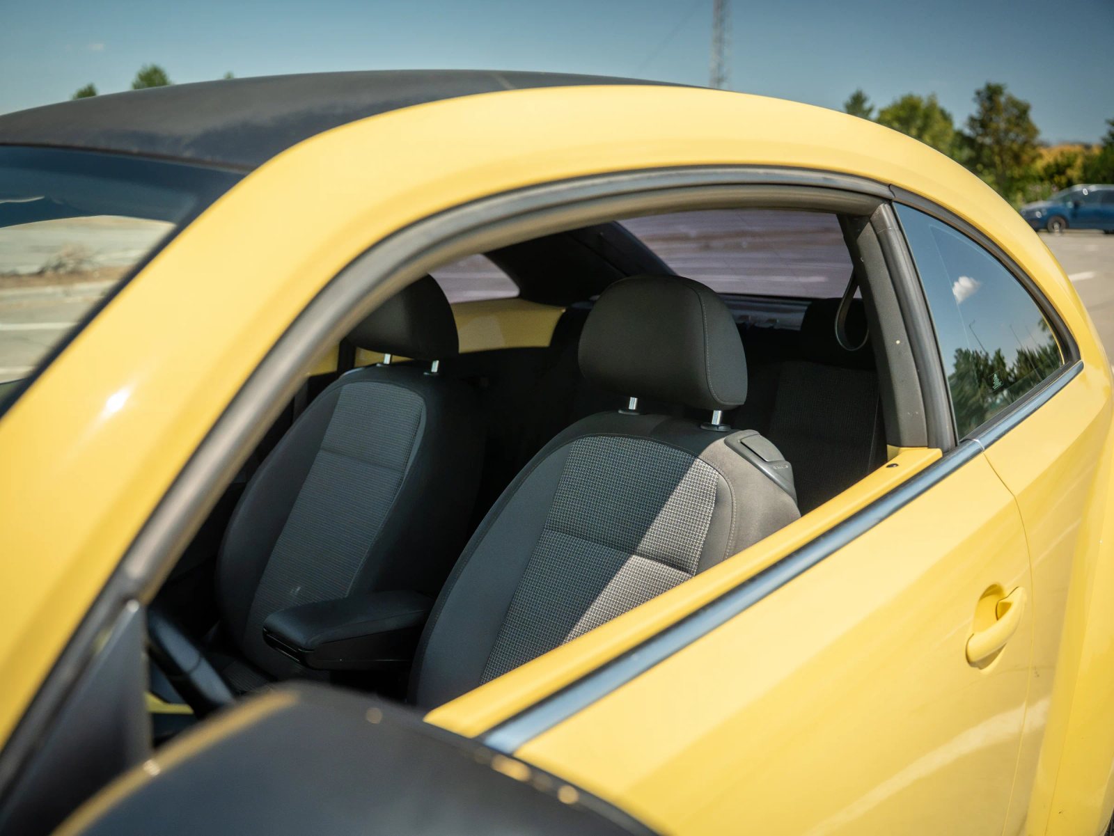 Volkswagen Beetle — scaunele din față văzute prin portieră.