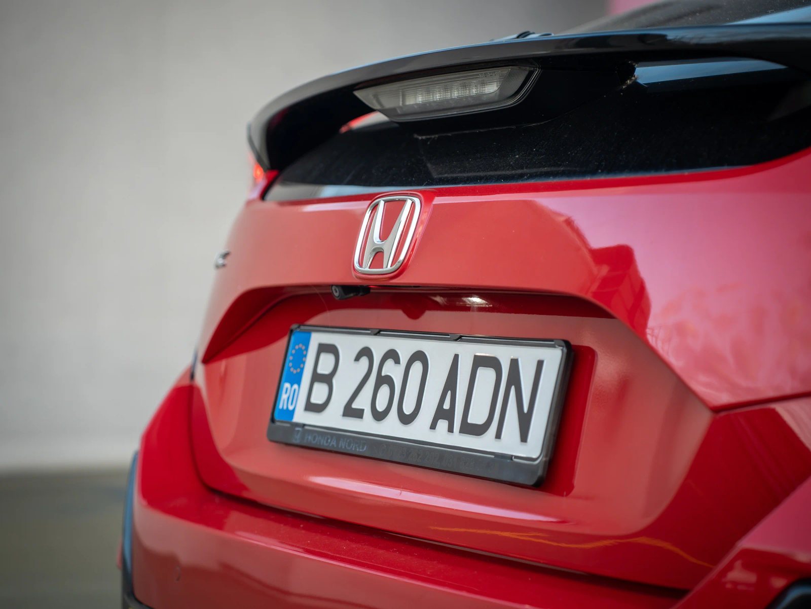 Honda Civic — vedere din spate.