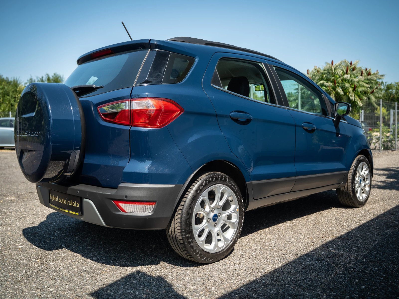 Ford EcoSport — vedere din spate la trei sferturi.