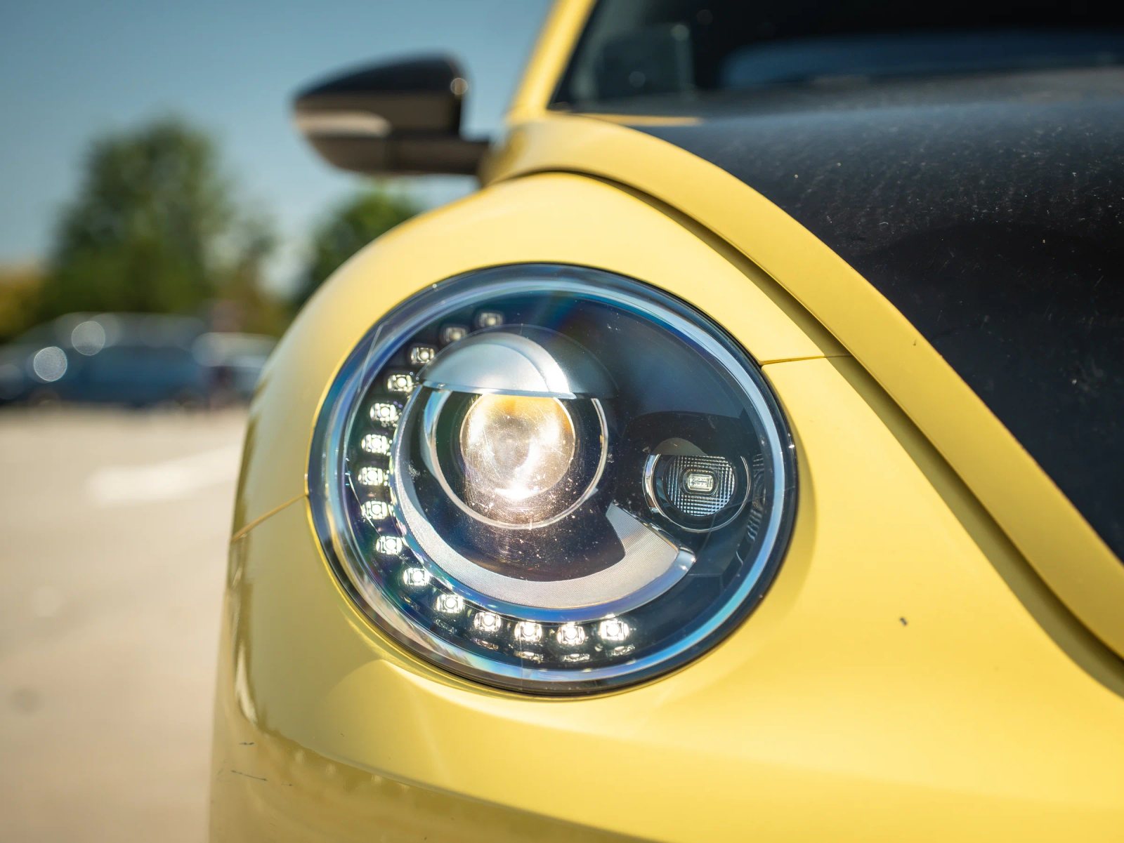 Volkswagen Beetle — prim-plan al farului și caroseriei.