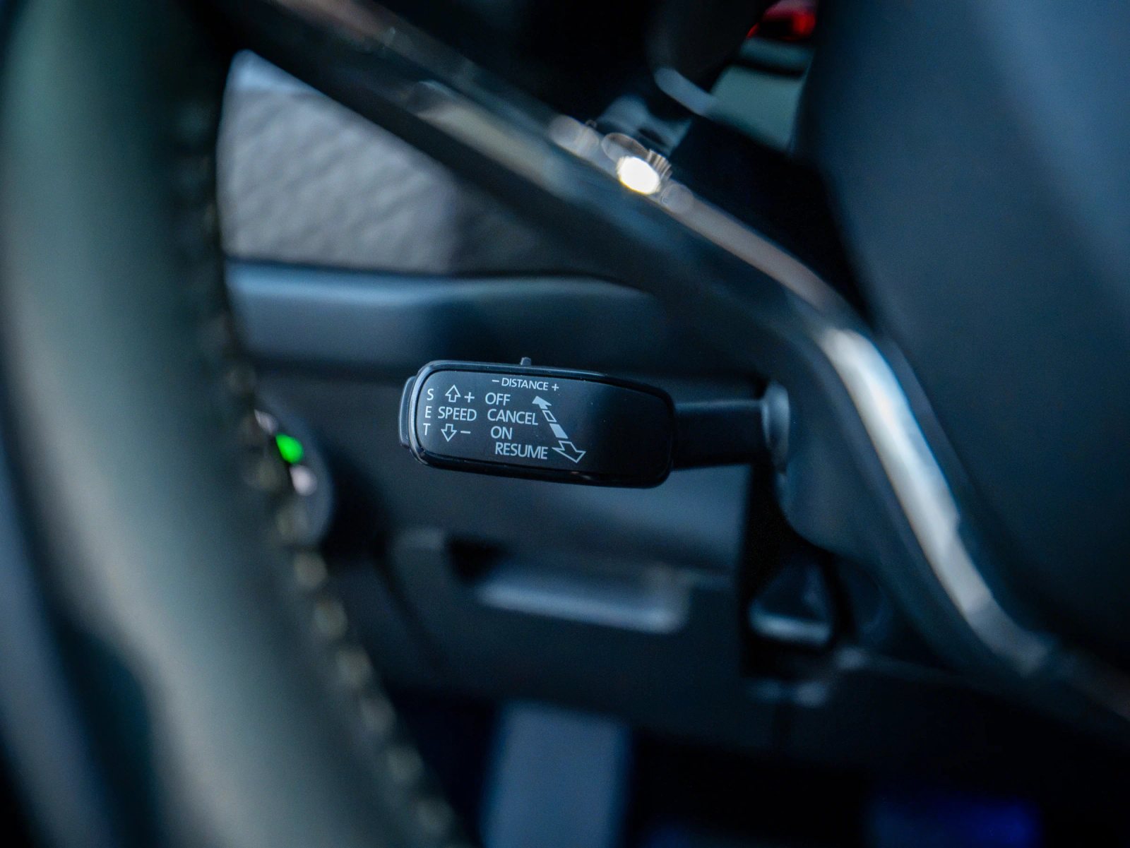Škoda Kodiaq gri, detaliu interior al comenzilor pentru pilot automat.