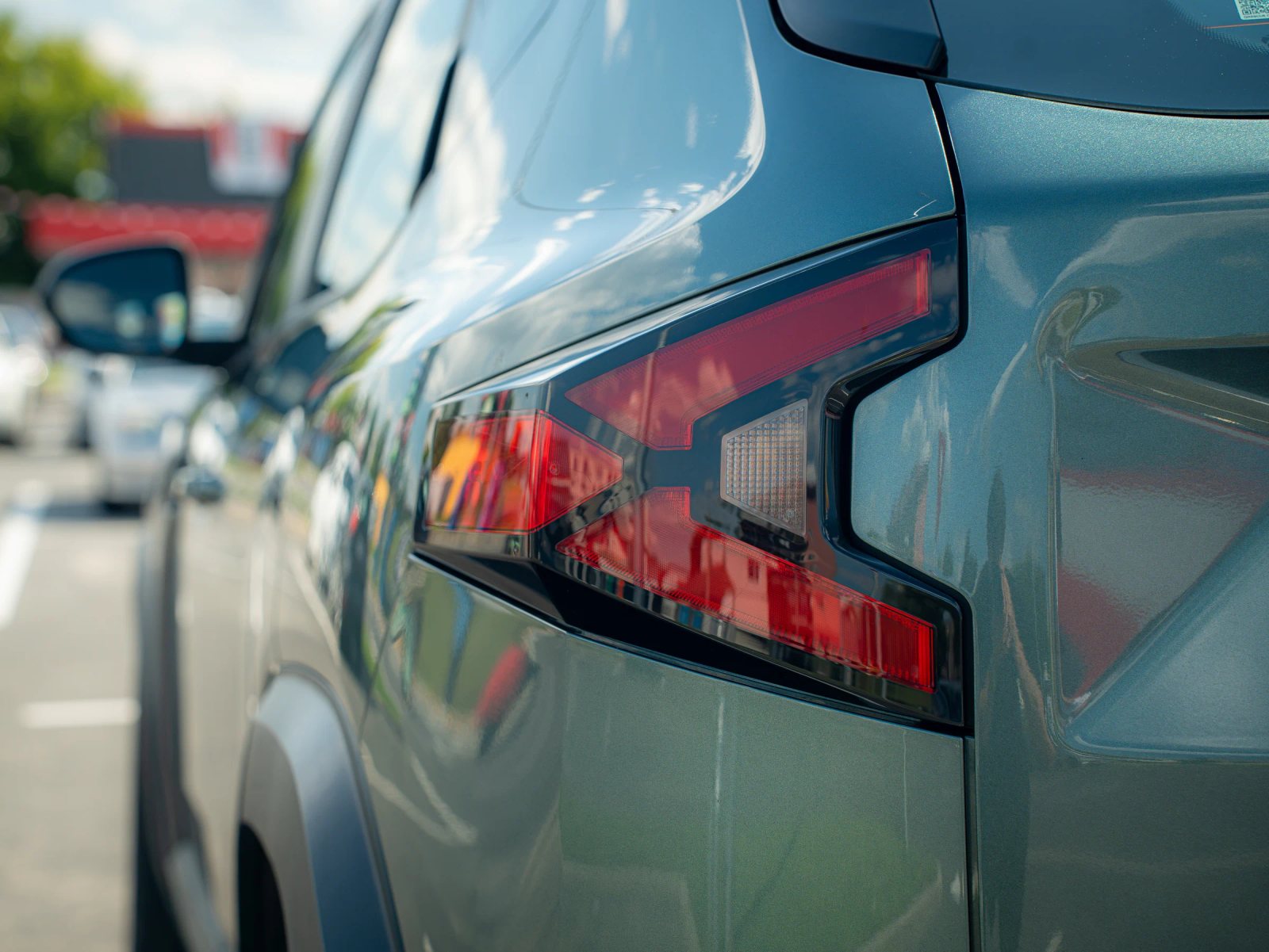 Dacia Duster — detaliu al stopului și hayonului.