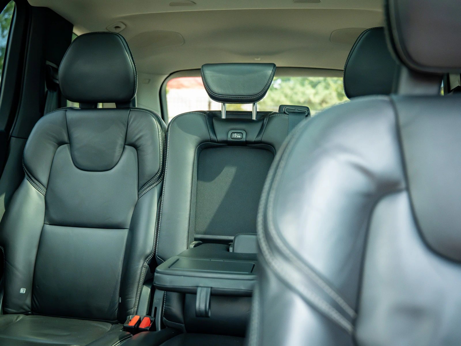Volvo XC90 — vedere a banchetei și habitaclului din spate.