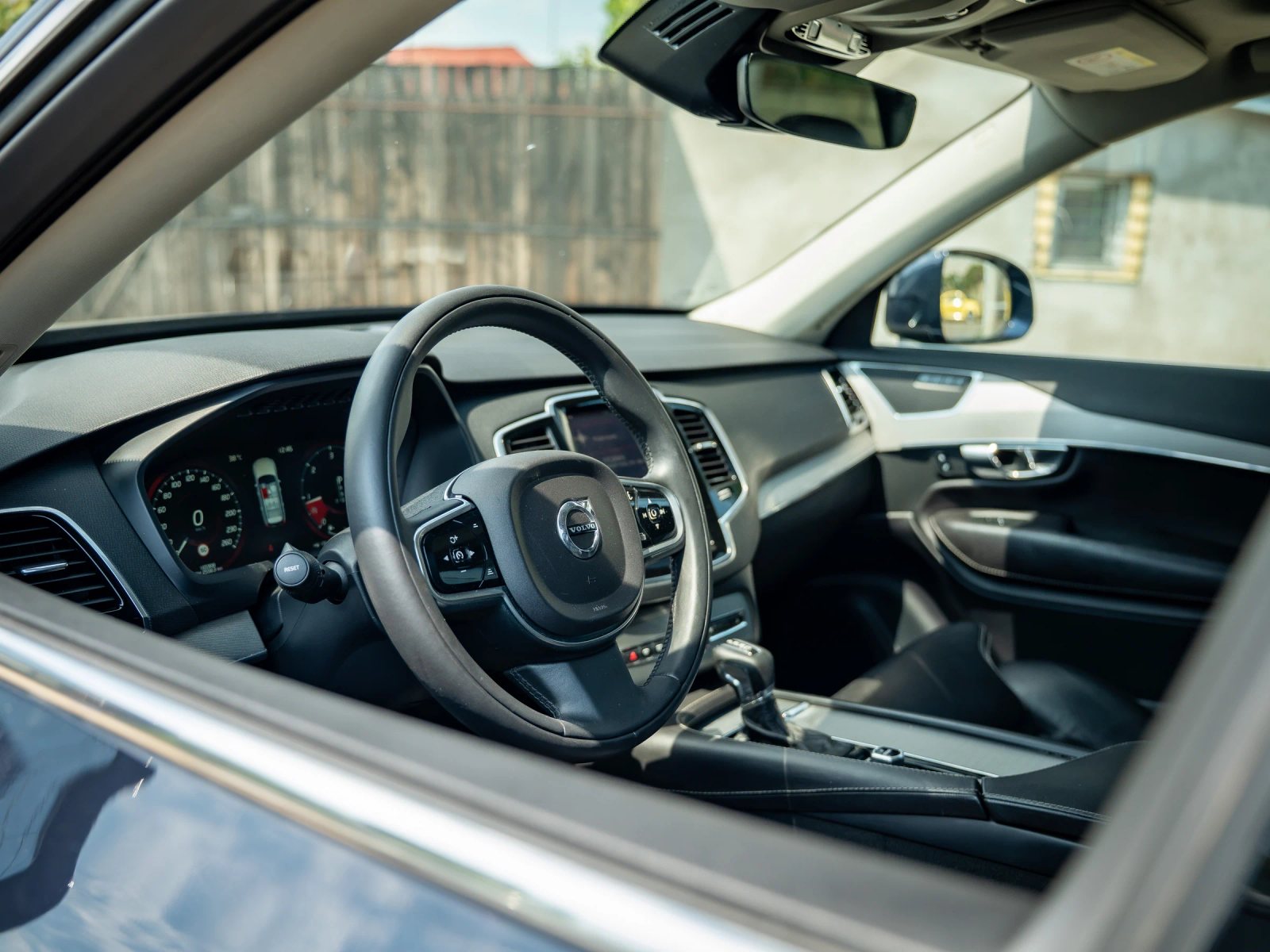 Volvo XC90 — habitaclu cu volan, bord și scaunele din față.