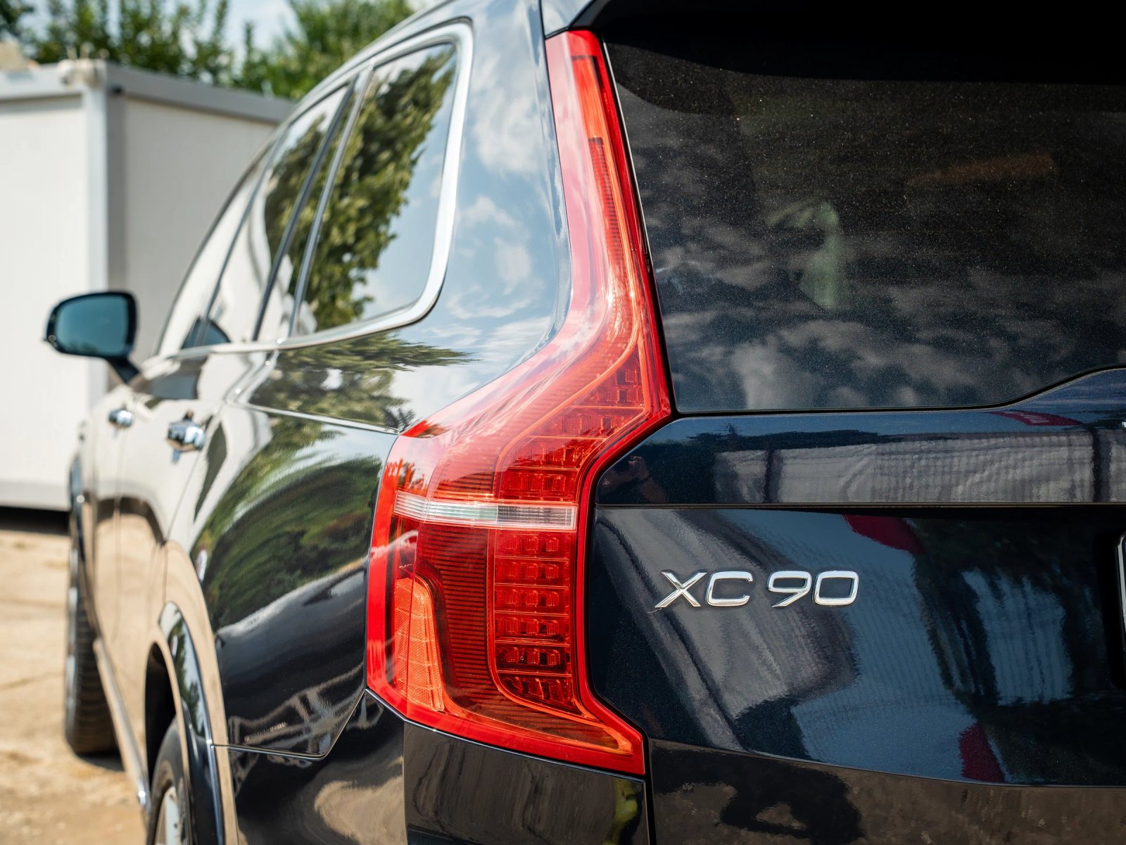 Volvo XC90 — detaliu al stopului și hayonului.