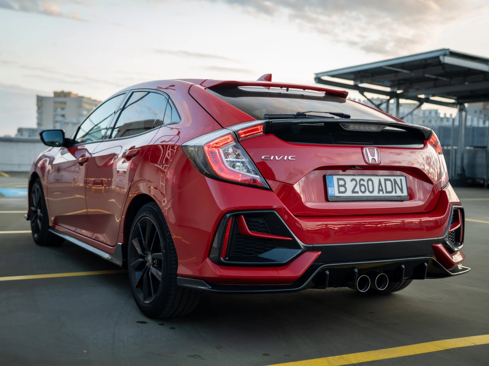 Honda Civic — vedere din spate la trei sferturi.