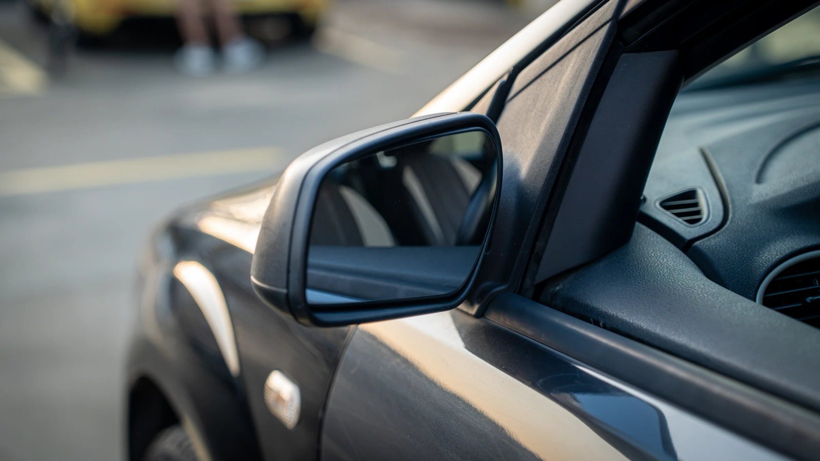 Ford Focus — detaliu al oglinzii exterioare.