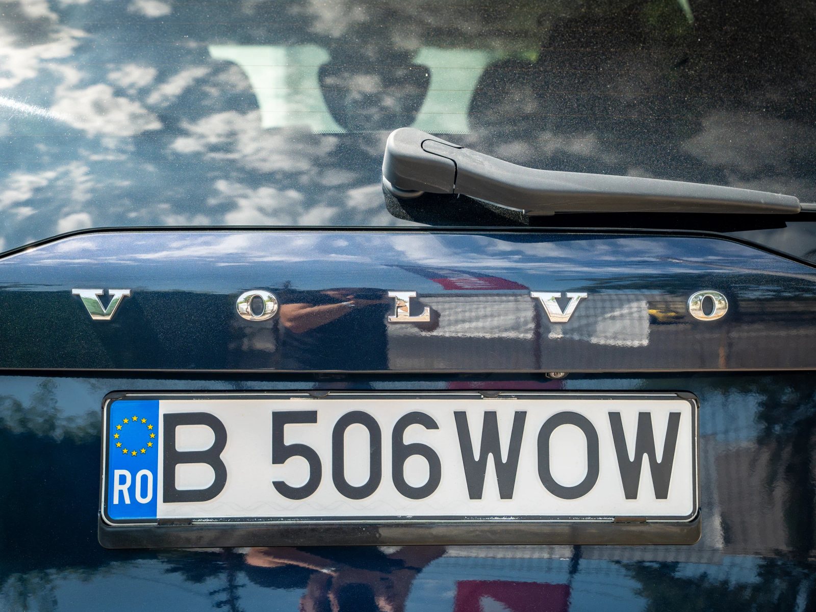 Volvo XC90 — prim-plan al emblemei de pe caroserie.