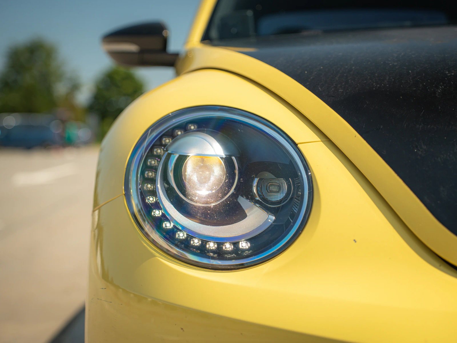 Volkswagen Beetle — prim-plan al farului și caroseriei.