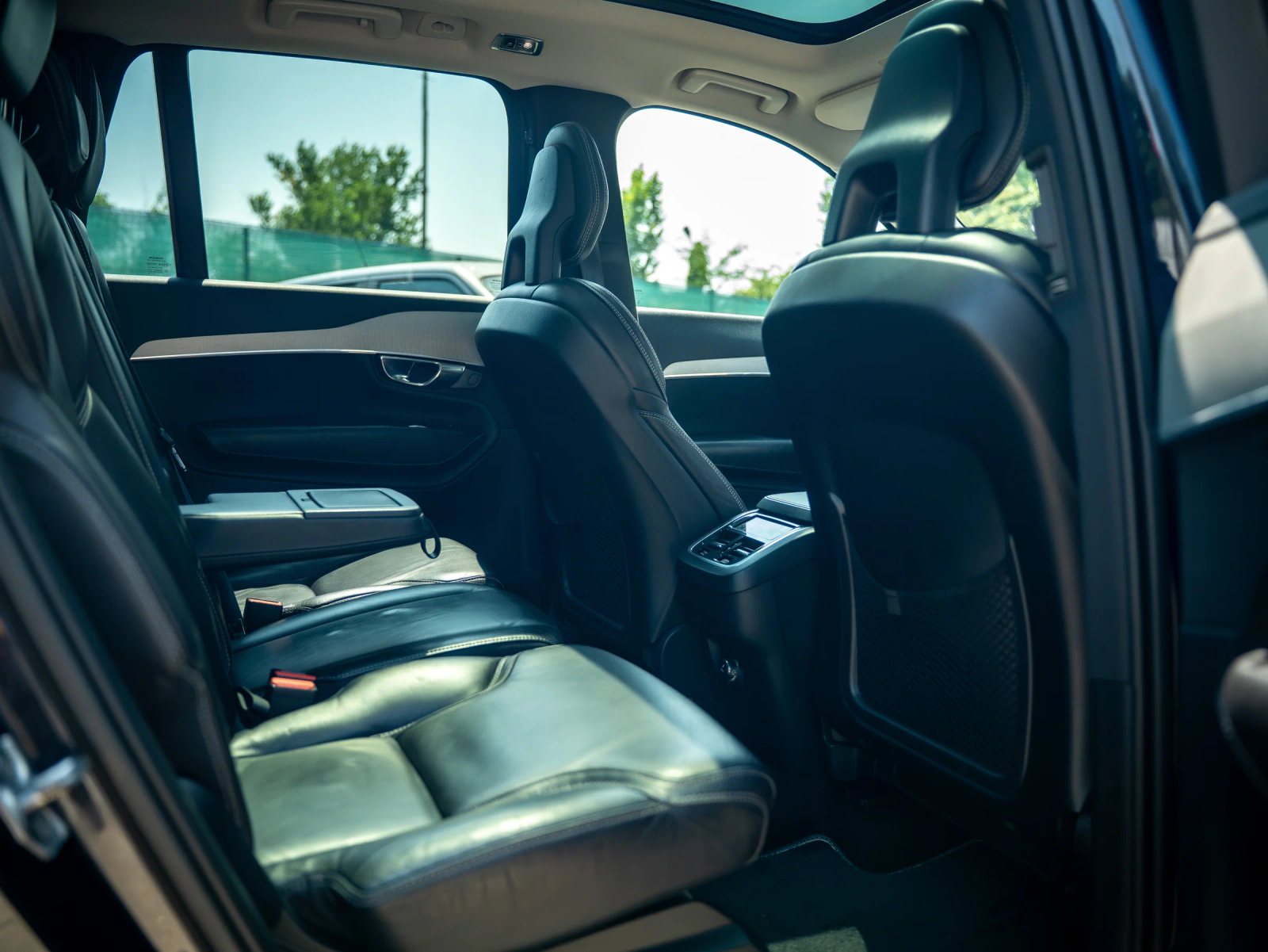 Volvo XC90 — vedere a banchetei și habitaclului din spate.