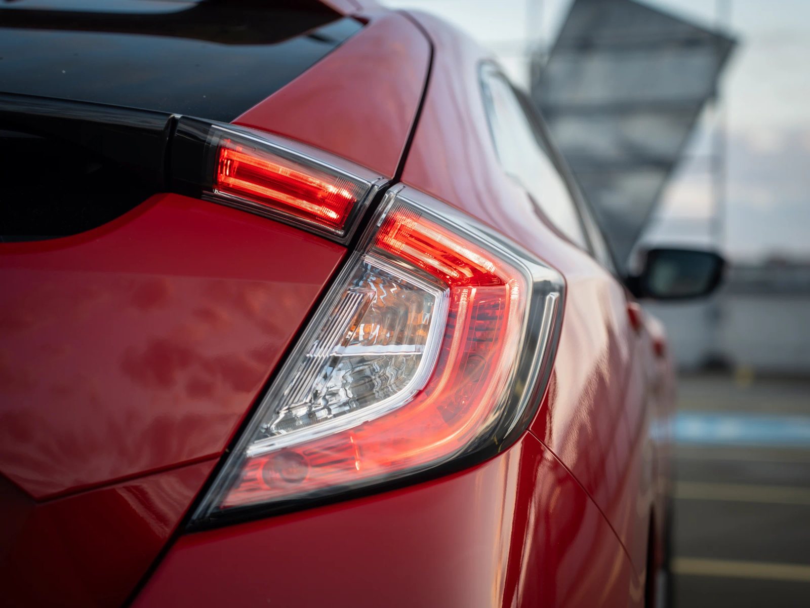 Honda Civic — detaliu al stopului și hayonului.