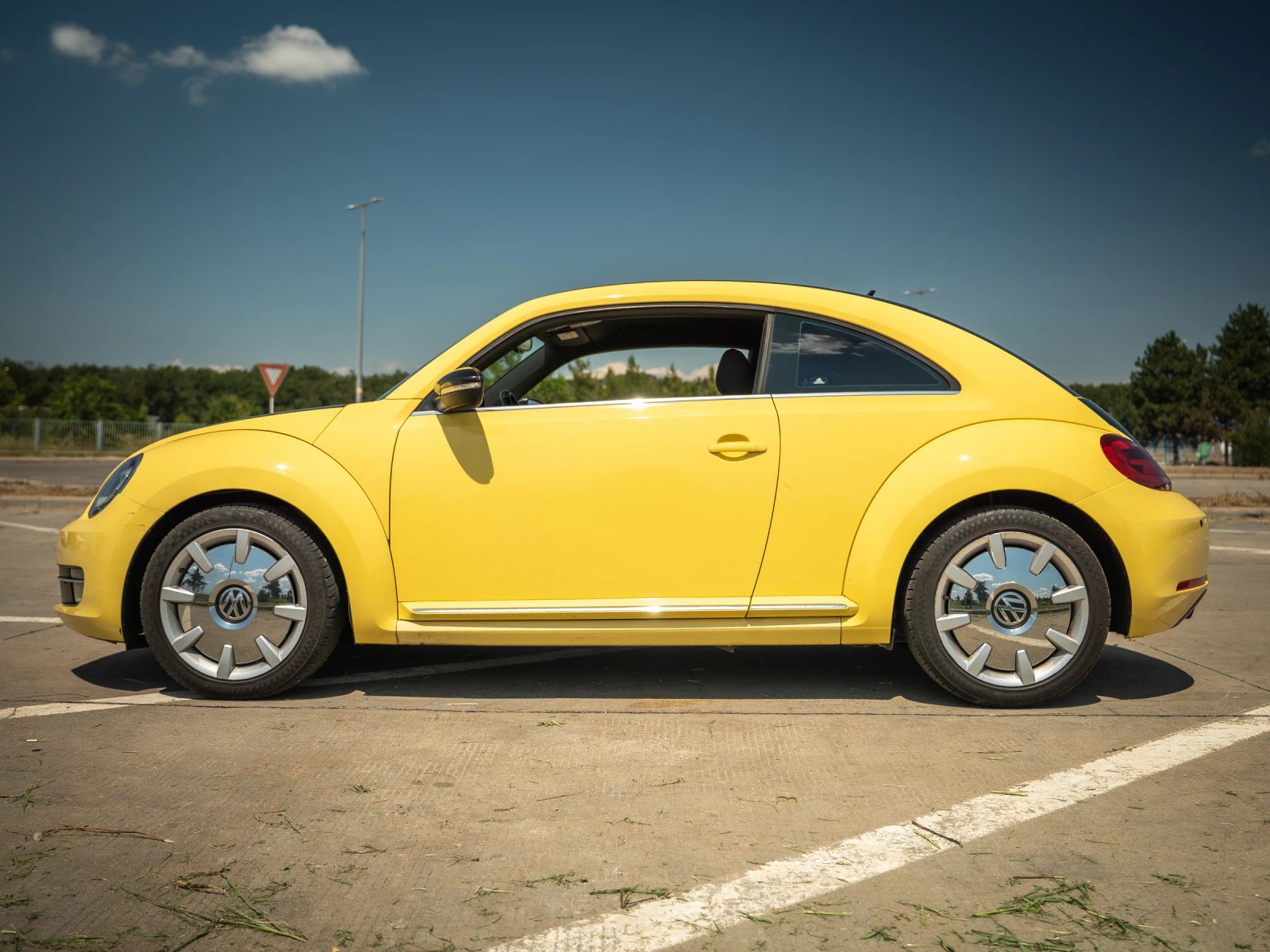 Volkswagen Beetle — profil lateral complet.