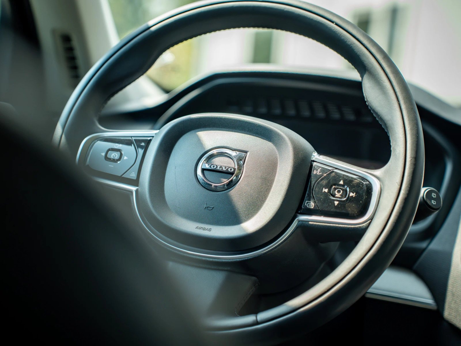 Volvo XC90 — prim-plan al volanului.