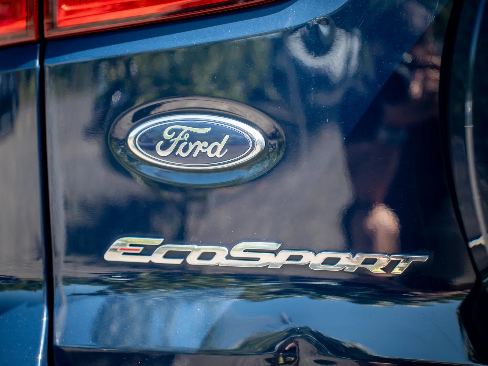 Ford EcoSport — prim-plan al emblemei de pe caroserie.