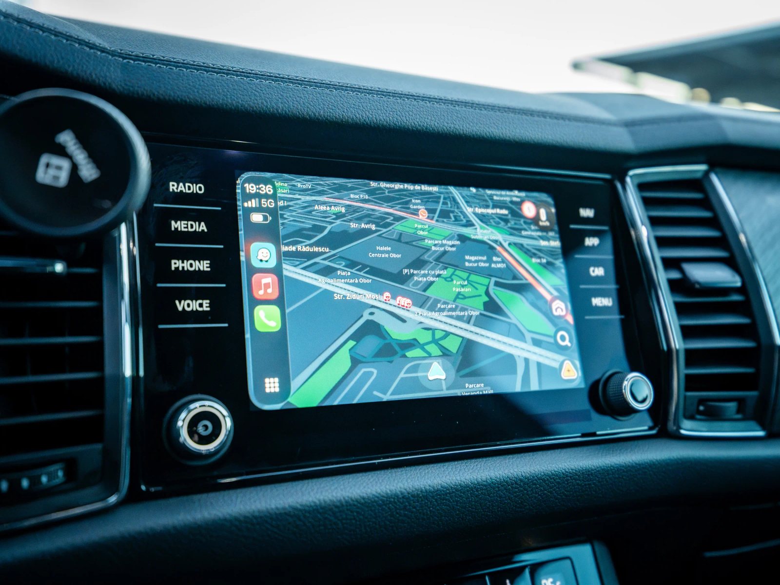 Škoda Kodiaq gri, ecranul multimedia și navigația din interior.
