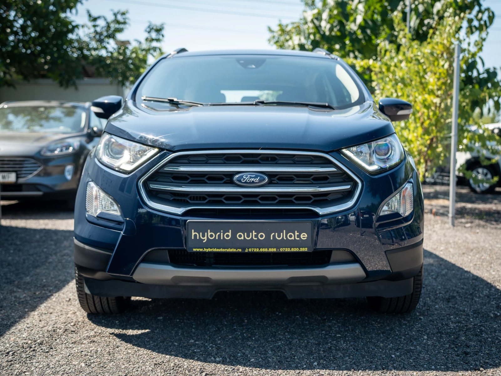 Ford EcoSport — vedere frontală în parcare.