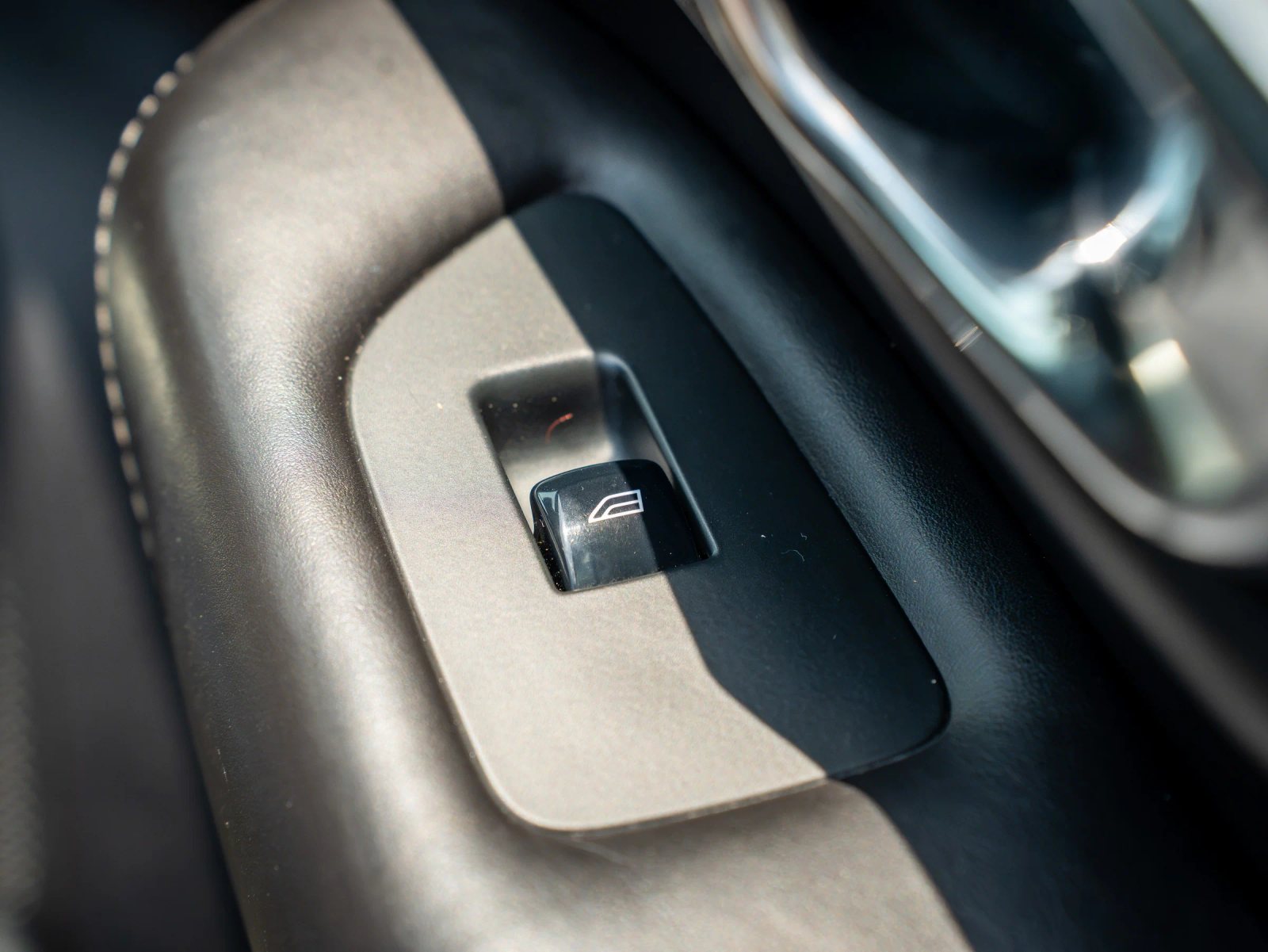 Volvo XC90 — detaliu al comenzilor de pe portieră.