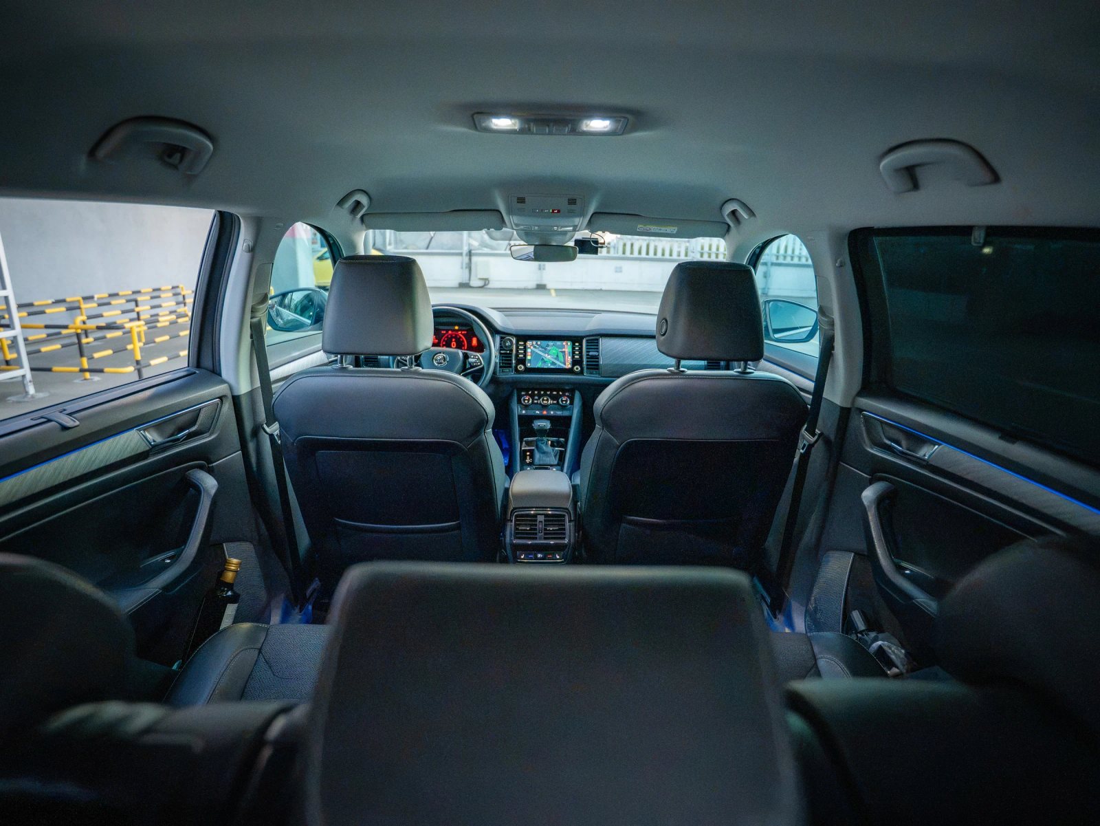 Škoda Kodiaq gri, vedere amplă a habitaclului fotografiat din spate.