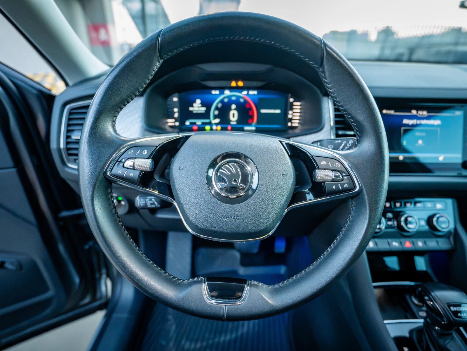 Škoda Kodiaq gri, vedere de ansamblu asupra volanului și zonei șoferului.