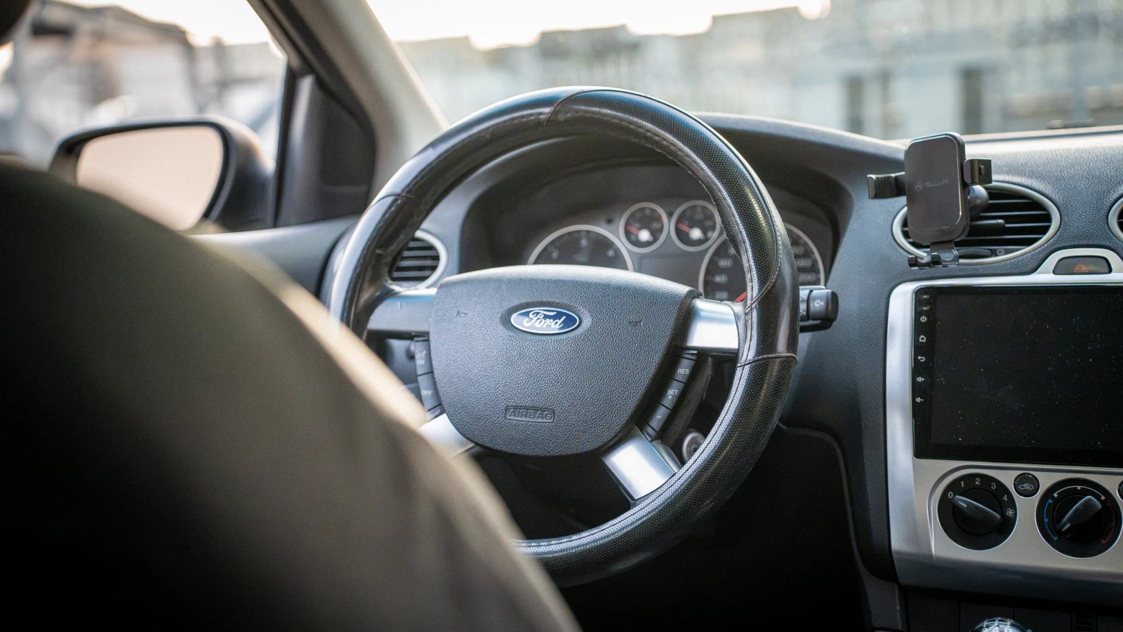 Ford Focus — habitaclu cu volan, bord și scaunele din față.
