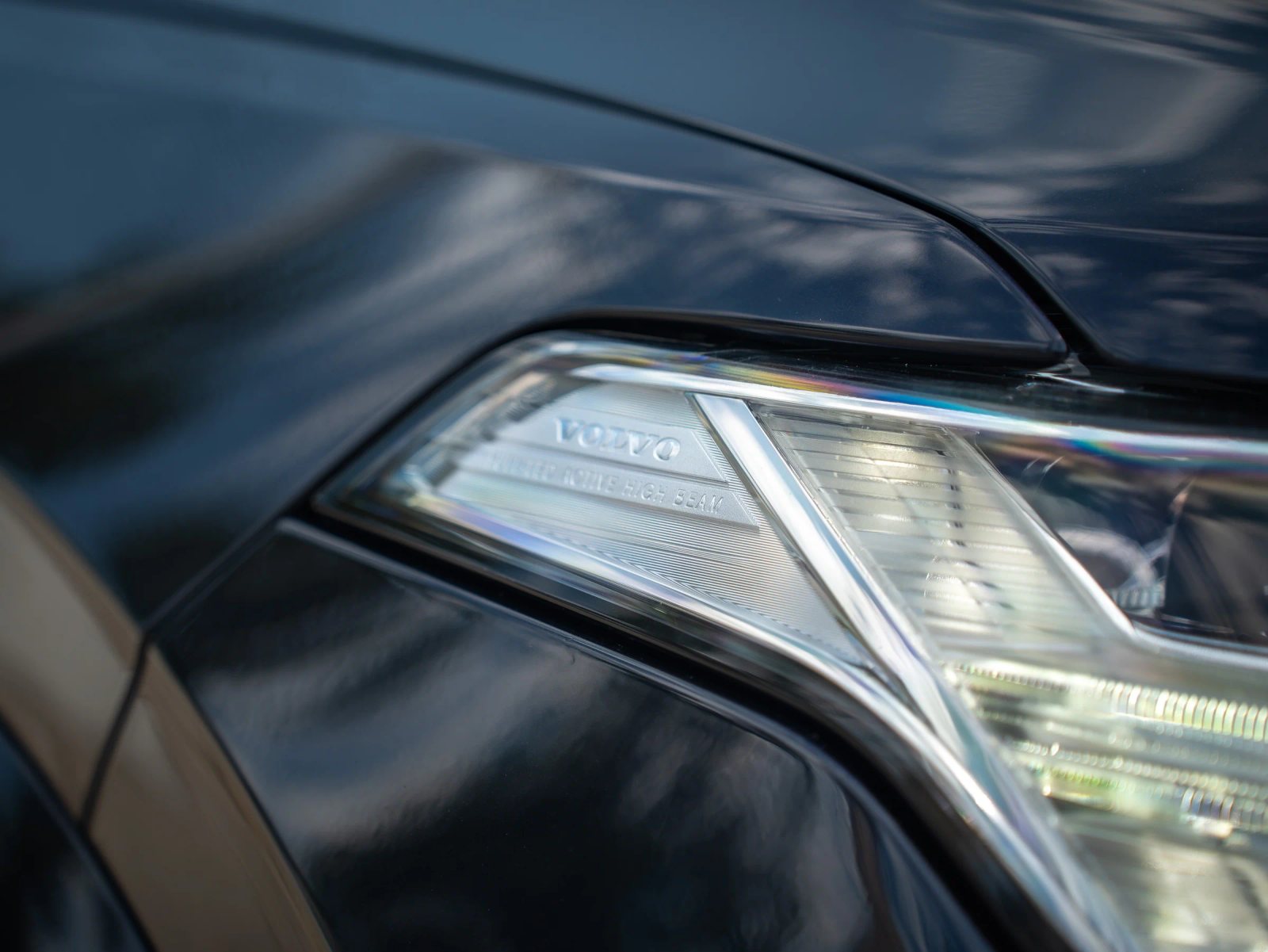 Volvo XC90 — prim-plan al farului și caroseriei.
