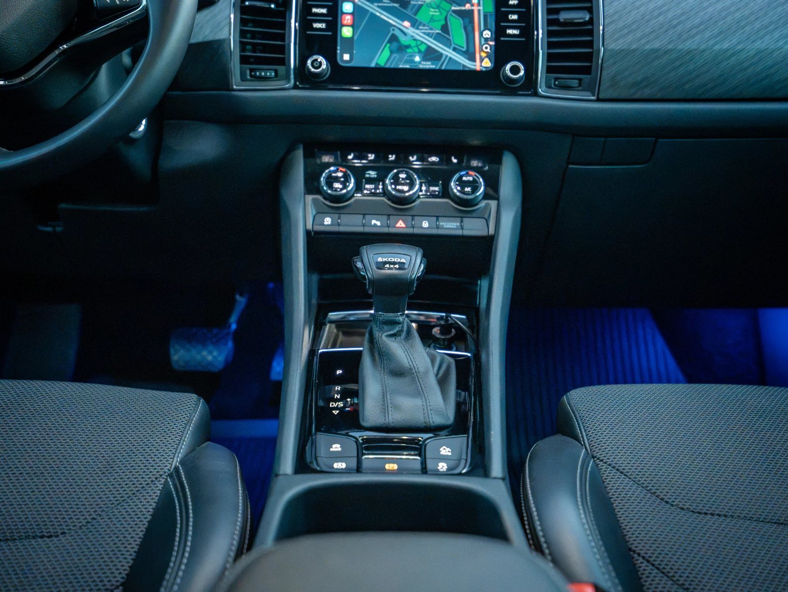 Škoda Kodiaq gri, vedere de ansamblu asupra consolei centrale.
