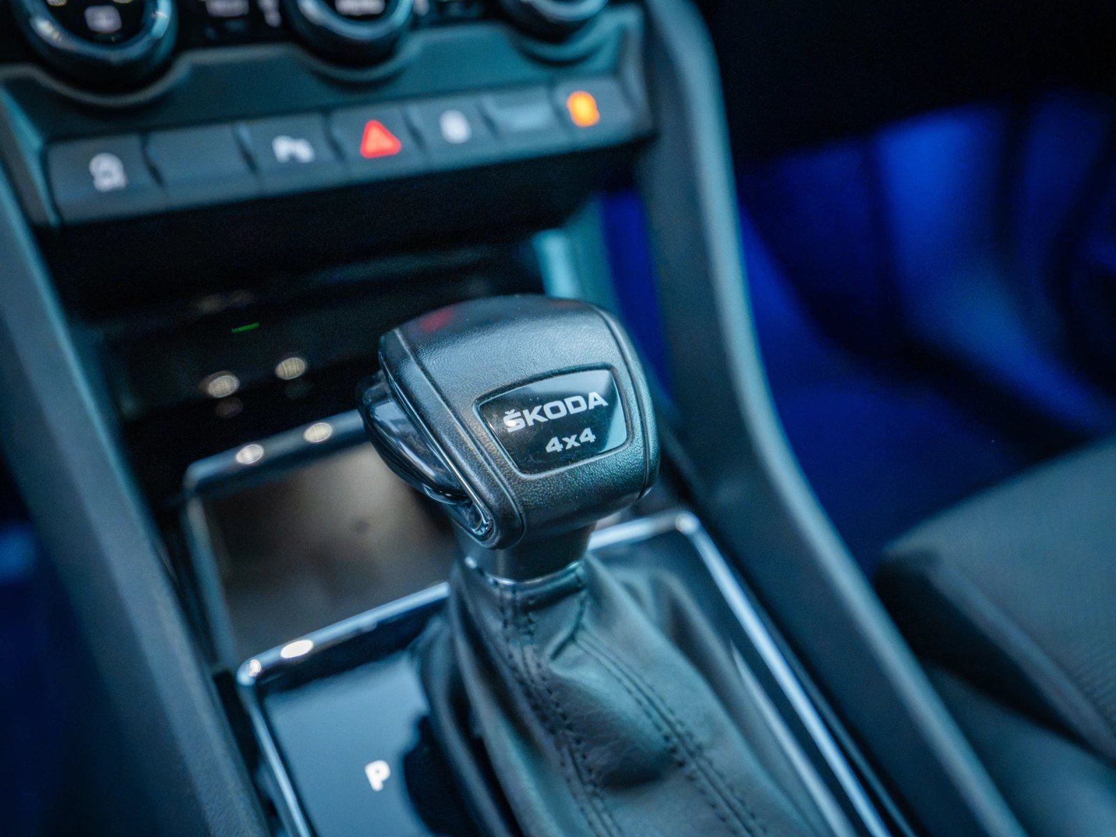 Škoda Kodiaq gri, detaliu interior al schimbătorului de pe consola centrală.