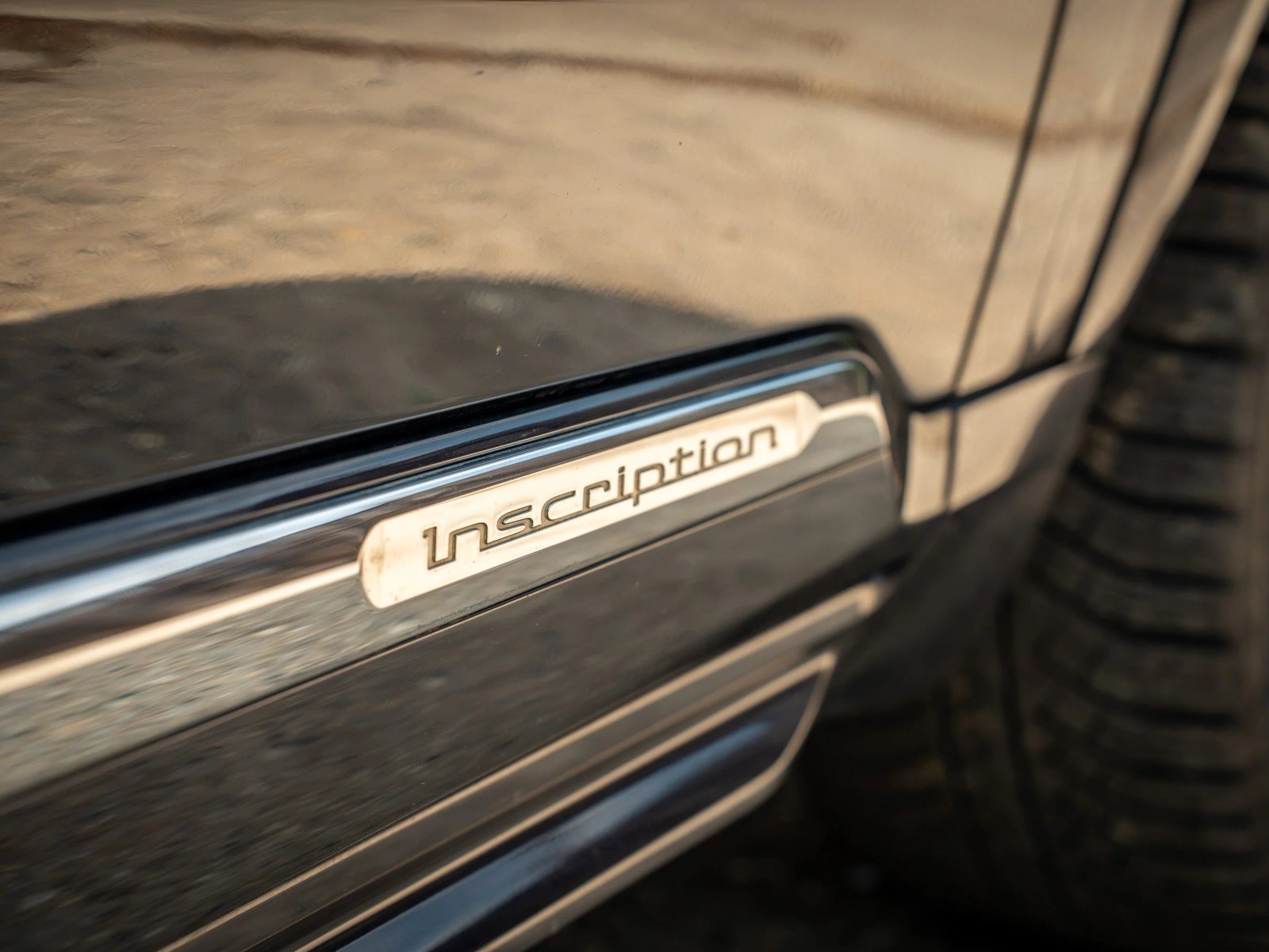 Volvo XC90 — detaliu al ornamentului exterior Inscription.