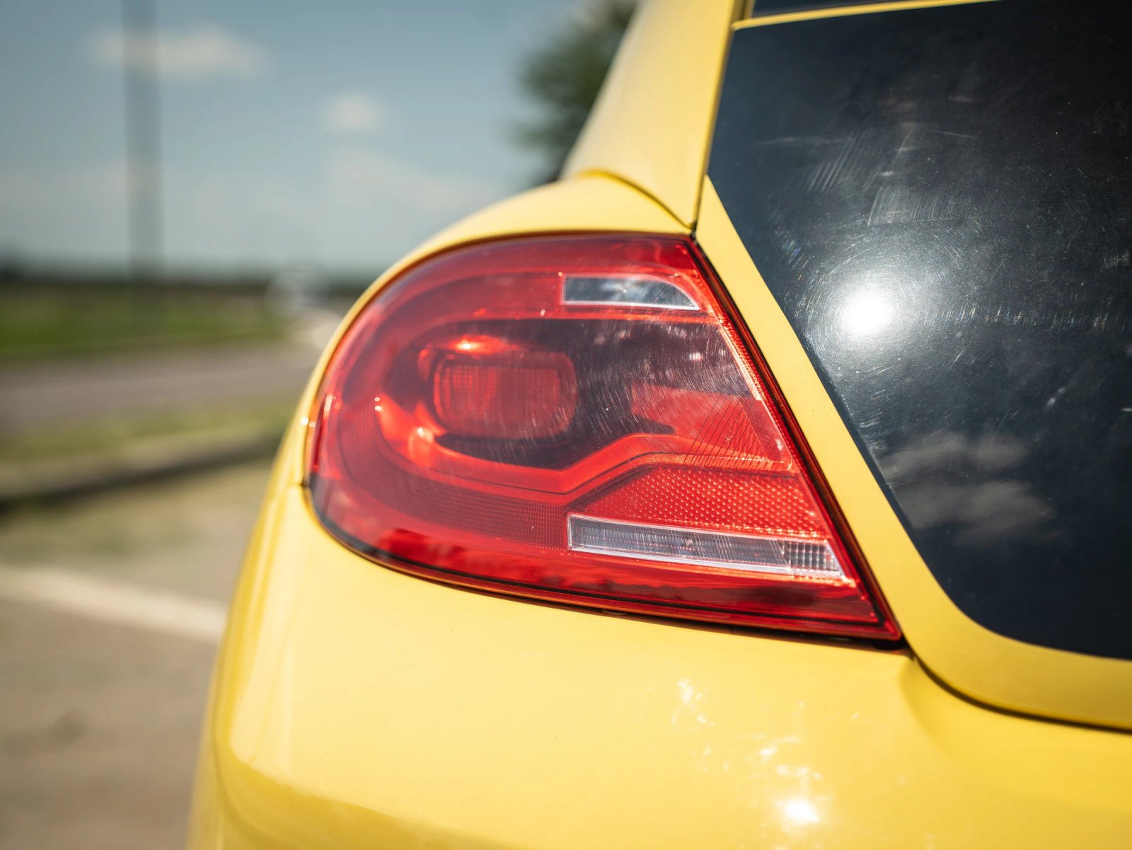 Volkswagen Beetle — detaliu al stopului și hayonului.